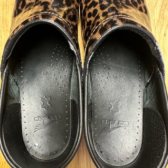 DANSKO, PATENT LEATHER, LEOPARD PRINT CLOGS, SIZE WOMEN'S 41E, 10.5 US - Picture 6 of 11